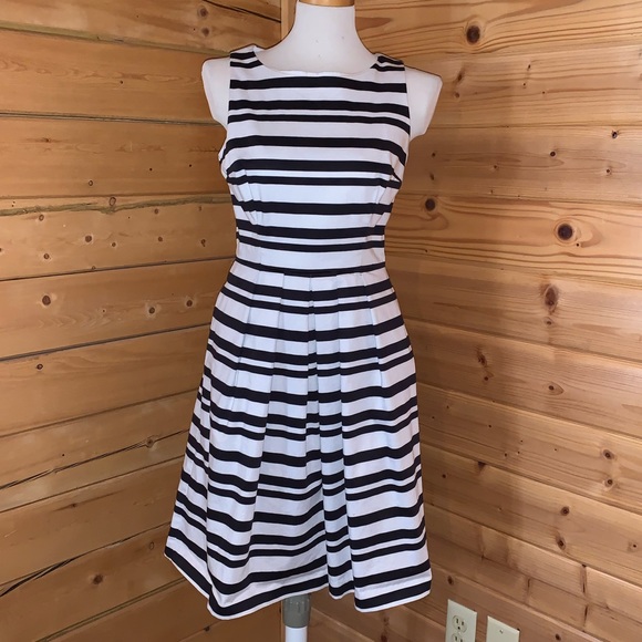 White House Black Market Dresses & Skirts - WHBM gorgeous B&W dress Size 8